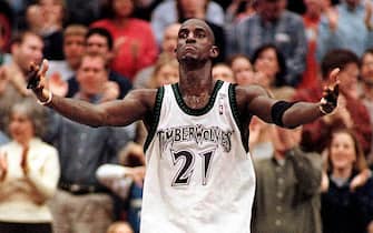 MINNEAPOLIS, UNITED STATES:  Minnesota Timberwolves' Kevin Garnett ralleys the crowd in the final seconds of of the fourth quarter as the Wolves came back to tie the Seattle SuperSonics and go into overtime, 04 March, 2001, at Target Center, in Minneapolis, Minnesota. The Timberwolves won 119-111 in overtime.   (FILM)    AFP   PHOTO/Craig LASSIG (Photo credit should read CRAIG LASSIG/AFP via Getty Images)