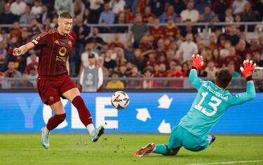 AS Roma's Artem Dovbyk (L) and Athletic's Julen Agirrezabala  during UEFA Europa League soccer match between AS Roma and Athletic Club Bilbao at the Olimpico stadium in Rome, Italy, 26 September 2024. ANSA/FABIO FRUSTACI