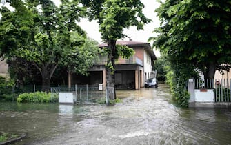 Decine e decine di persone portate in salvo dai Vigili del Fuoco Fluviali, in seguito alla violenta alluvione che in queste ore sta interessando l'Emilia Romagna. 19 maggio 2023, LUGO, RAVENNA. ANSA/EMANUELE VALERI