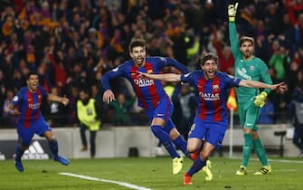 epa05837514 FC Barcelona's midfielder Sergi Roberto (2R) jubilates the sixth goal of the team against Paris Saint-Germain during the UEFA Champions League Round of 16, second leg soccer match between FC Barcelona and Paris Saint-Germain at Camp Nou stadium in Barcelona, Spain, 08 March 2017.  EPA/QUIQUE GARCIA