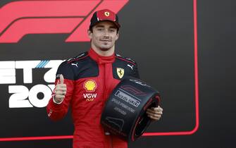 AUTODROMO HERMANOS RODRIGUEZ, MEXICO - OCTOBER 28: Charles Leclerc, Scuderia Ferrari, with his Pirelli Pole Position Award during the Mexico City GP at Autodromo Hermanos Rodriguez on Saturday October 28, 2023 in Mexico City, Mexico. (Photo by Zak Mauger / LAT Images)