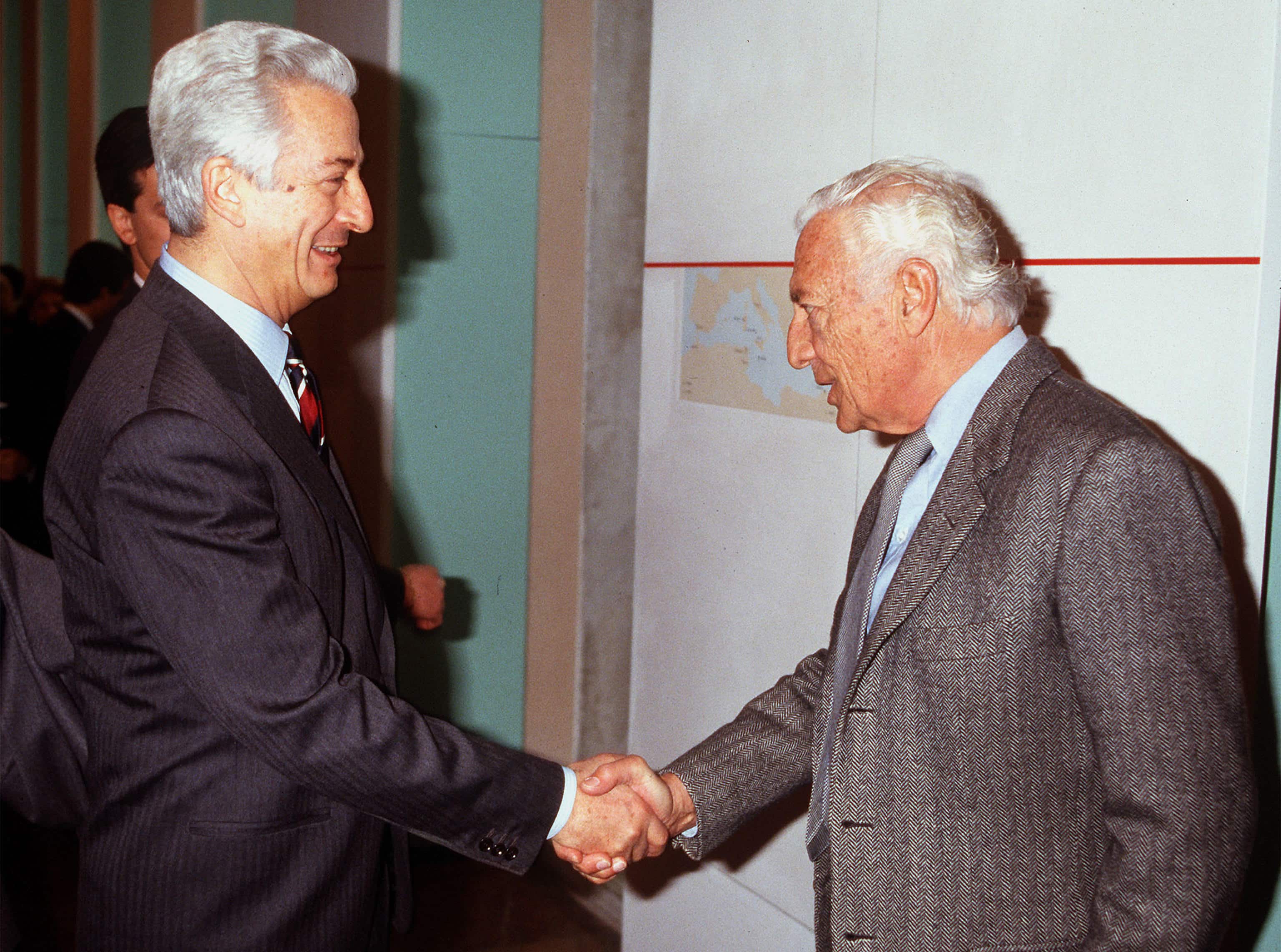 Da sinistra, Franzo Grande Stevens e Gianni Agnelli. 20021214-ROMA-ECO-FIAT:FRANZO GRANDE STEVENS VICE PRESIDENTE. Una foto d'archivio che ritrae nel marzo 1997, Giovanni Agnelli con il suo avvocato Franzo Grande Stevens, nominato ieri vicepresidente della FIAT. MARCELLINO RADOGNA/ANSA/BT