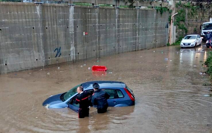 Un momento delle operazioni di soccorso dei carabinieri della stazione di Villaricca ( Napoli)  che hanno aiutato una 47enne rimasta bloccata nella sua auto in Via Roma, 16 novembre 2022. ANSA / CARABINIERI COMANDO PROVINCIALE NAPOLI