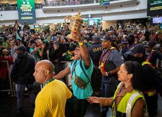 epa10950281 Springbok rugby team player Bongi Mbonambi poses with the William Webb Ellis Cup upon the team's arrival in the country after winning the 2023 Rugby World Cup, in Johannesburg, South Africa, 31 October 2023. The Springboks won back to back Rugby World Cups and are the only team to have won four titles. They will embark on a trophy tour around the country starting 02 November.  EPA/KIM LUDBROOK