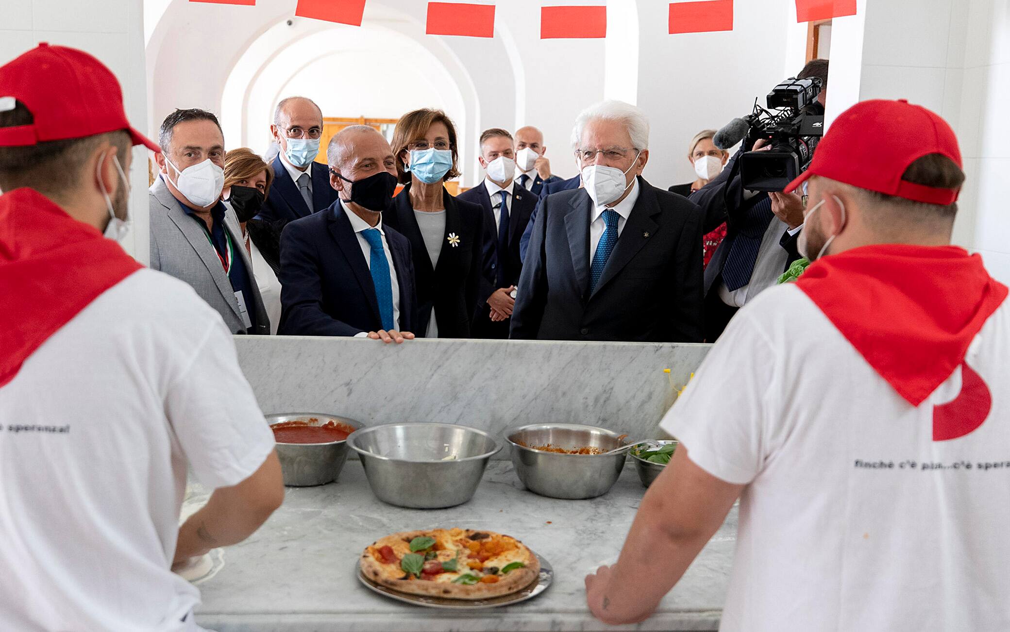 Il presidente della Repubblica Sergio Mattarella in visita al carcere minorile di Nisida,  11 settembre 2021.
ANSA/ UFFICIO STAMPA QUIRINALE/ PAOLO GIANDOTTI
+++ ANSA PROVIDES ACCESS TO THIS HANDOUT PHOTO TO BE USED SOLELY TO ILLUSTRATE NEWS REPORTING OR COMMENTARY ON THE FACTS OR EVENTS DEPICTED IN THIS IMAGE; NO ARCHIVING; NO LICENSING +++