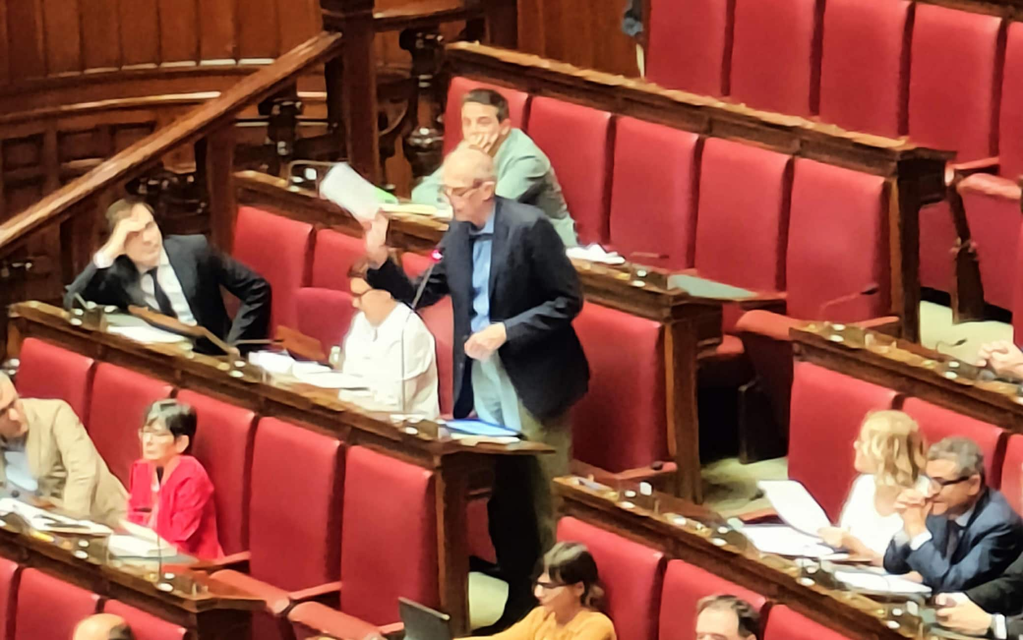 Piero Fassino del PD mostra il cedolino del suo stipendio a tutti i deputati nell'Aula della Camera, Roma, 02 agosto 2023. "L'indennità che ciascun deputato percepisce ogni mese dalla Camera è di 4.718 euro al mese. Si tratta certamente di una buona indennità, ma non è certamente uno stipendio d'oro". Lo ha detto nell'Aula della Camera Piero Fassino del PD prima di annunciare la sua astensione sul bilancio interno di Montecitorio e mostrando il cedolino del suo stipendio a tutti i deputati, "quello che ciascuno di noi riceve ogni mese". 
ANSA/ FRANCESCO BONGARRA'