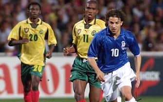 SMM46-19980617-MONTPELLIER: Italian forward Alessandro del Piero (R) runs with the ball followed by Cameroon's forward Samuel Eto'o (#11) as defender Salomon Olembe looks on (L), 17 June at the Stade de la Mosson in Montpellier during the 1998 Soccer World Cup Group B first round match between Italy and Cameroon. Italy won 3-0. (ELECTRONIC IMAGE)   EPA PHOTO/AFP/BORIS HORVAT
