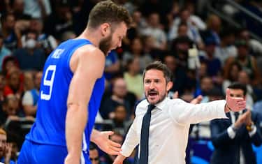 11 September 2022, Berlin: Basketball: European Championship, Serbia - Italy, knockout round, round of 16, Mercedes-Benz Arena, Coach Gianmarco Pozzecco (r, Italy) claps with his player Nicolo Melli (l) after a failed shot. Photo: Soeren Stache/dpa