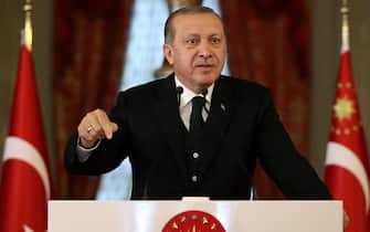 (171020) -- ISTANBUL, Oct. 20, 2017 -- Turkish President Recep Tayyip Erdogan addresses a press conference in Istanbul, Turkey, on Oct. 20, 2017. Turkish President Recep Tayyip Erdogan on Friday denounced the United States, France and Germany over their support for the outlawed Kurdistan Workers Party (PKK). ) TURKEY-ISTANBUL-ERDOGAN-U.S.-FRANCE-GERMANY-SUPPORTING PKK-DENOUNCEMENT AnadoluxAgency PUBLICATIONxNOTxINxCHN