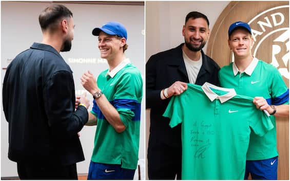 Roland Garros, l'abbraccio tra Sinner e Donnarumma