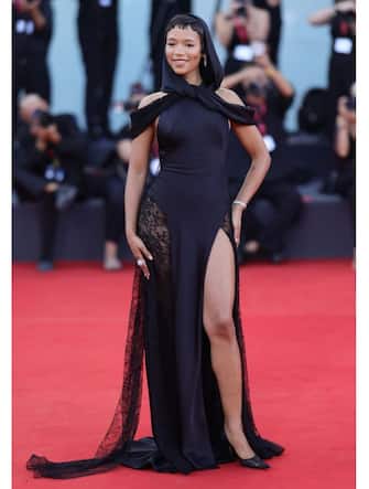 16-taylor-russell-venezia-red-carpet-getty - 1
