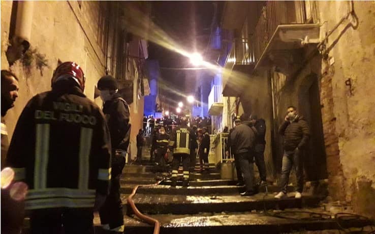 I vigili del fuoco al lavoro a Palma di Montechiaro, un paese a trenta chilometri da Agrigento, dove una bimba di due anni è morta nell'incendio che si è sviluppato in un'abitazione di via San Giuseppe, 21 dicembre 2021.
ANSA/ CONCETTA RIZZO