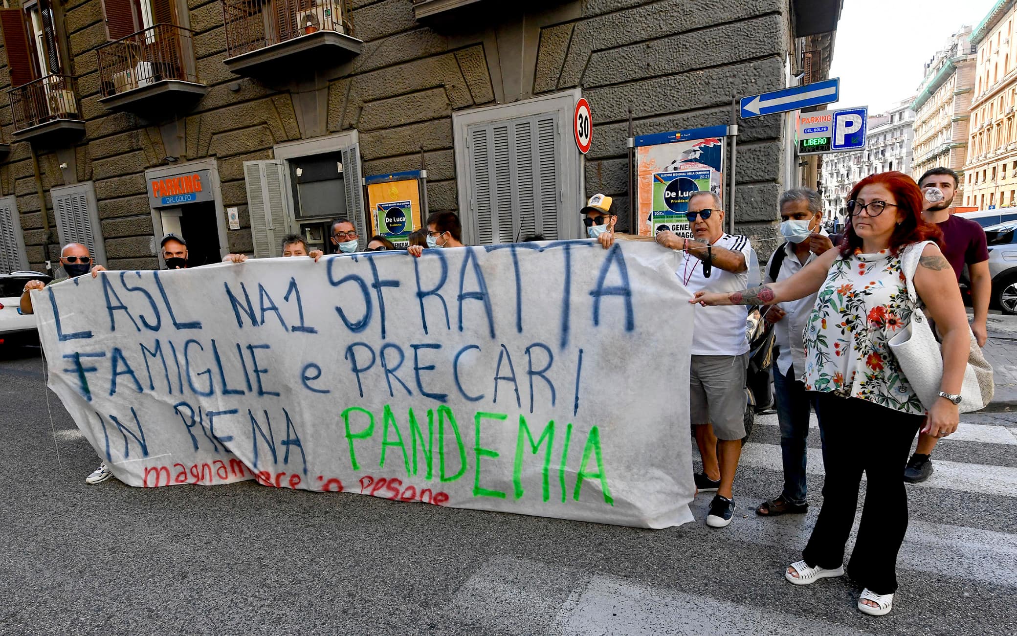 La protesta delle famiglie sfrattate da proprieta'  dell' ASL Napoli 1 che hanno occupato il comitato elettorale del candidato alla presidenza della Campania Vincenzo De Luca per chiedere una mediazione della Regione, 9 settembre 2020ANSA / CIRO FUSCO