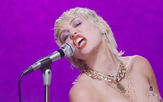 Miley Cyrus si spoglia completamente nuda e si rotola nelle caramelle nel video musicale del suo nuovo singolo Midnight Sky