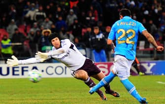 Argentinian forward of Napoli, Ezequiel Lavezzi (R), scores the goal during the Uefa Champions League soccer match SSC Napoli vs Chelsea FC at San Paolo stadium in Naples, Italy on 21 February 2012. On Left Czech goalkepeer of Chelsea Petr Cech.
ANSA/PRIMA PAGINA