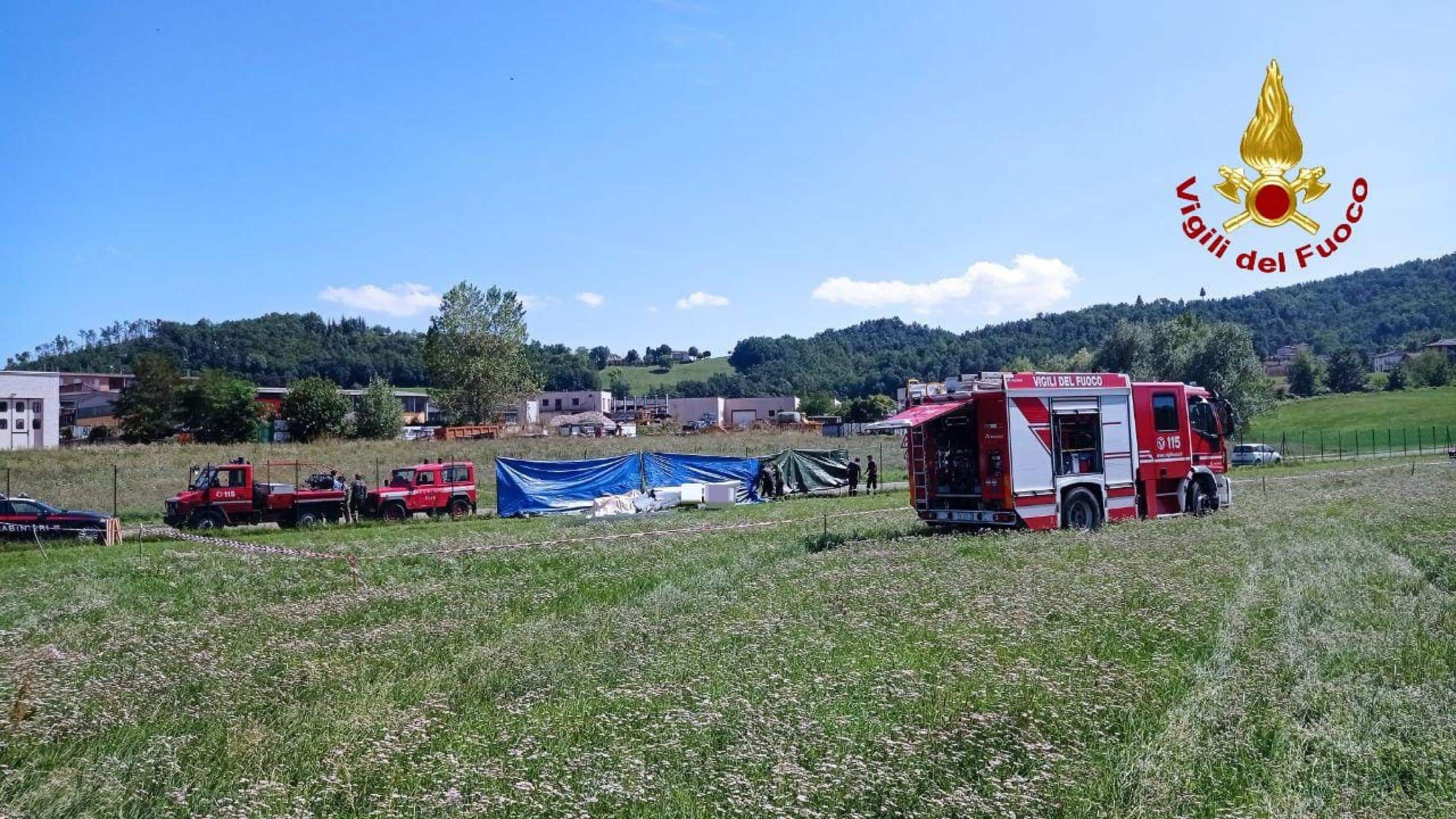 Un uomo è morto in un incidente con un aliante stamattina intorno alle 12.30 a Pavullo nel Frignano, sull'Appennino modenese, Modena, 24 agosto 2024. La vittima è un 71enne, di nazionalità italiana. ANSA/UFFICIO STAMPA VIGILI DEL FUOCO  +++ ANSA PROVIDES ACCESS TO THIS HANDOUT PHOTO TO BE USED SOLELY TO ILLUSTRATE NEWS REPORTING OR COMMENTARY ON THE FACTS OR EVENTS DEPICTED IN THIS IMAGE; NO ARCHIVING; NO LICENSING +++ NPK +++