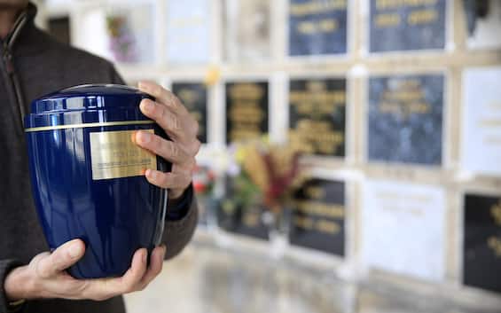 Ceneri dei defunti: Vaticano da l'ok alla conservazione in casa, non
