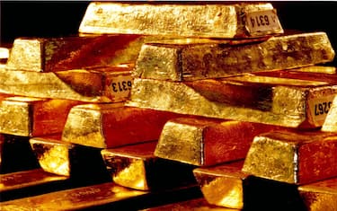 Metalli preziosi, per il valore dell'oro nuovo massimo storico a 1.532 dollari l'oncia, mentre l'argento trattato con un valore di 48 dollari l'oncia è a un passo dal primato - il picco storico è di 49,45 dollari toccato il 18 gennaio 1980. Nella foto lingotti d'oro alla German Bundesbank di Francoforte..
