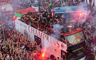 MILANO Festa del Milan per la vincita del 19° scudetto, partenza del bus con i giocatori