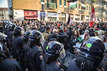 Manifestazione pro palestinesi contro Israele in via Padova il Giorno della Memoria, Milano 27 Gennaio 2024
ANSA/MATTEO CORNER