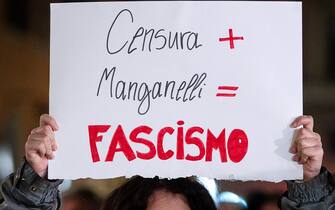 Manifestazione dalla Rete degli Studenti Medi 'contro le manganellate e la gestione del ministro dell'Interno Matteo Piantedosi" in riferimento agli eventi accaduti a Pisa, Firenze e Catania, tra manifestanti e Forze dell'Ordine, Roma, 25 febbraio 2024. ANSA/ANGELO CARCONI