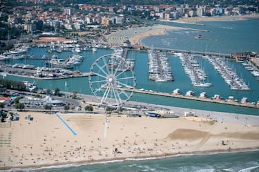 9. Divertirsi nella spiaggia libera, sotto la Ruota Panoramica