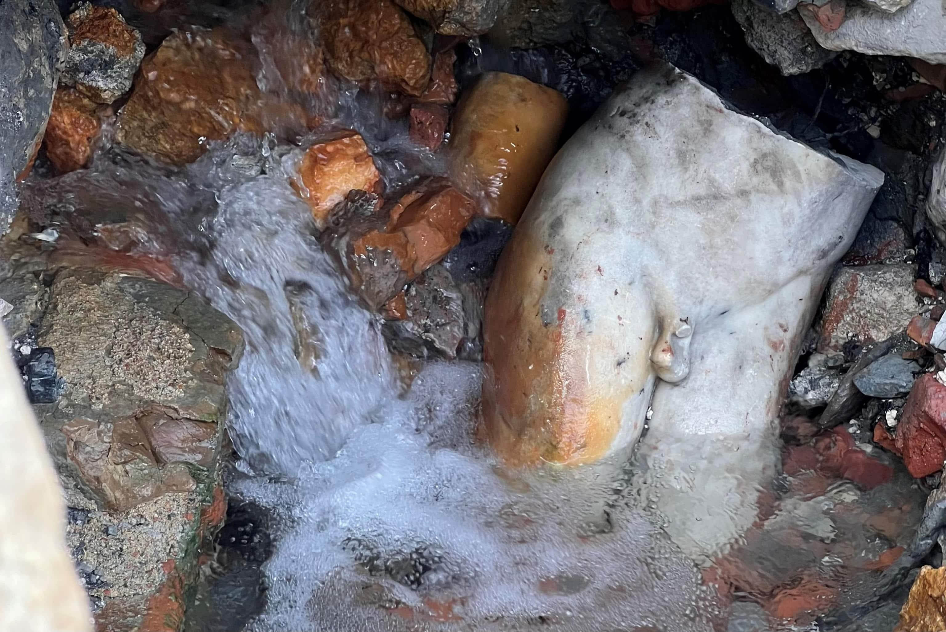 Il momento in cui la statua dell'Apollo in pezzi è apparsa sul fondo della vasca sacra.