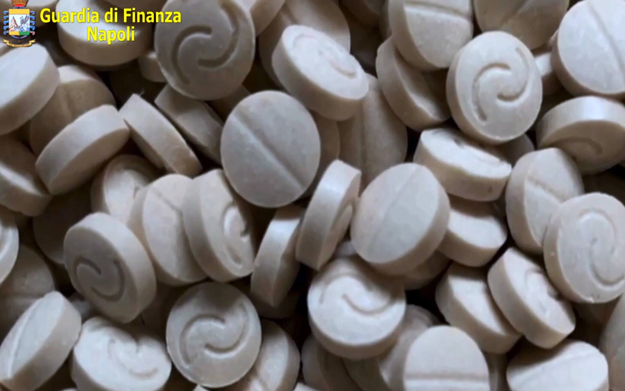 Un fermo immagine tratto da un video della guardia di finanza di Napoli, 1 luglio 2020. La Guardia di Finanza di Napoli ha sequestrato nel Porto di Salerno un ingente quantitativo di droga, 14 tonnellate di amfetamine, 84 milioni di pasticche col logo "captagon", prodotte in Siria dall'Isis per finanziare il terrorismo. Il valore della droga, trovata dalle "fiamme gialle" in 3 container, è stato stimato in oltre 1 miliardo di euro. La droga era stata nascosta in cilindri di carta per uso industriale e macchinari costruiti in maniera tale da impedire agli scanner di individuare il contenuto.ANSA/GUARDIA DI FINANZA NAPOLI EDITORIAL USE ONLY NO SALES