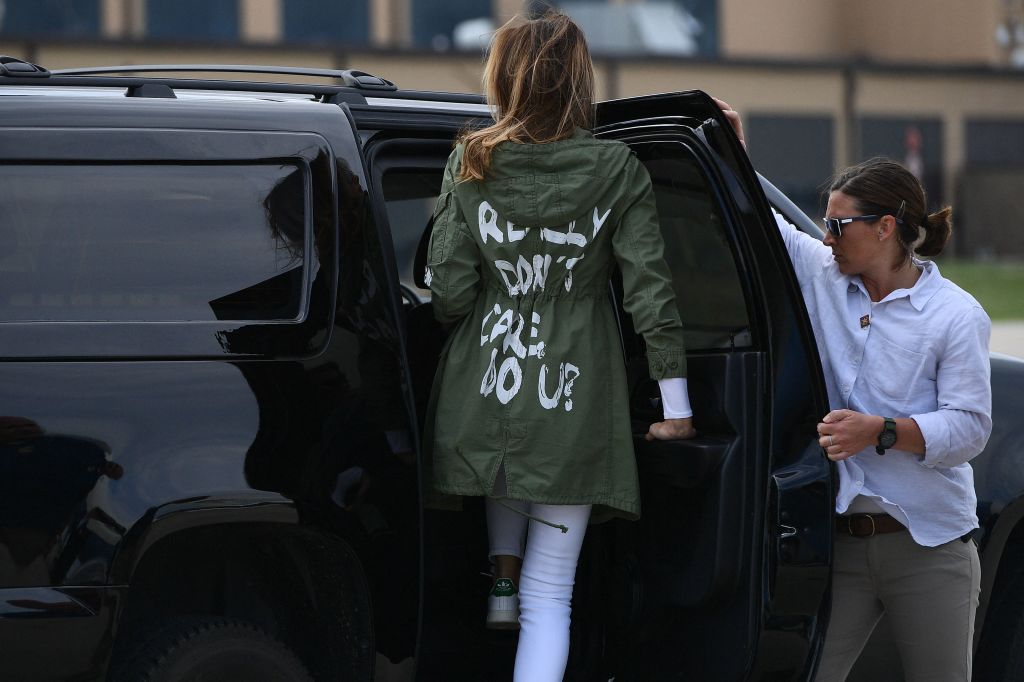 Nella sua nuova autobiografia, Melania Trump afferma di aver costretto il marito Donald ad abbandonare la sua politica di immigrazione dura, definendo inaccettabili le separazioni dei bambini dai genitori al confine