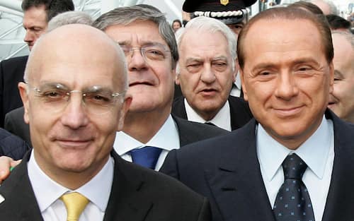 L'allora sindaco di Milano Gabriele Albertini con Silvio Berlusconi, in un'immagine del marzo 2005.  "Ho rifiutato la richiesta di Silvio Berlusconi di ritirarmi dalla competizione elettorale in Lombardia e la sua generosa offerta di candidarmi al Senato come capolista in Lombardià: lo ha annunciato Gabriele Albertini leggendo una lettera che ha inviato al leader del Pdl stamani.           DANIEL DAL ZENNARO/ANSA  