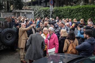 Lunghe code e contestazioni davanti al consolato russo nell ultimo giorno di votazioni per le elezioni presidenziali russe, Milano, 17 Marzo 2024./// Long queues and protests in front of the Russian consulate on the last day of voting for the Russian presidential elections, in Milan, Italy, 17 March 2024.
ANSA/MATTEO CORNER