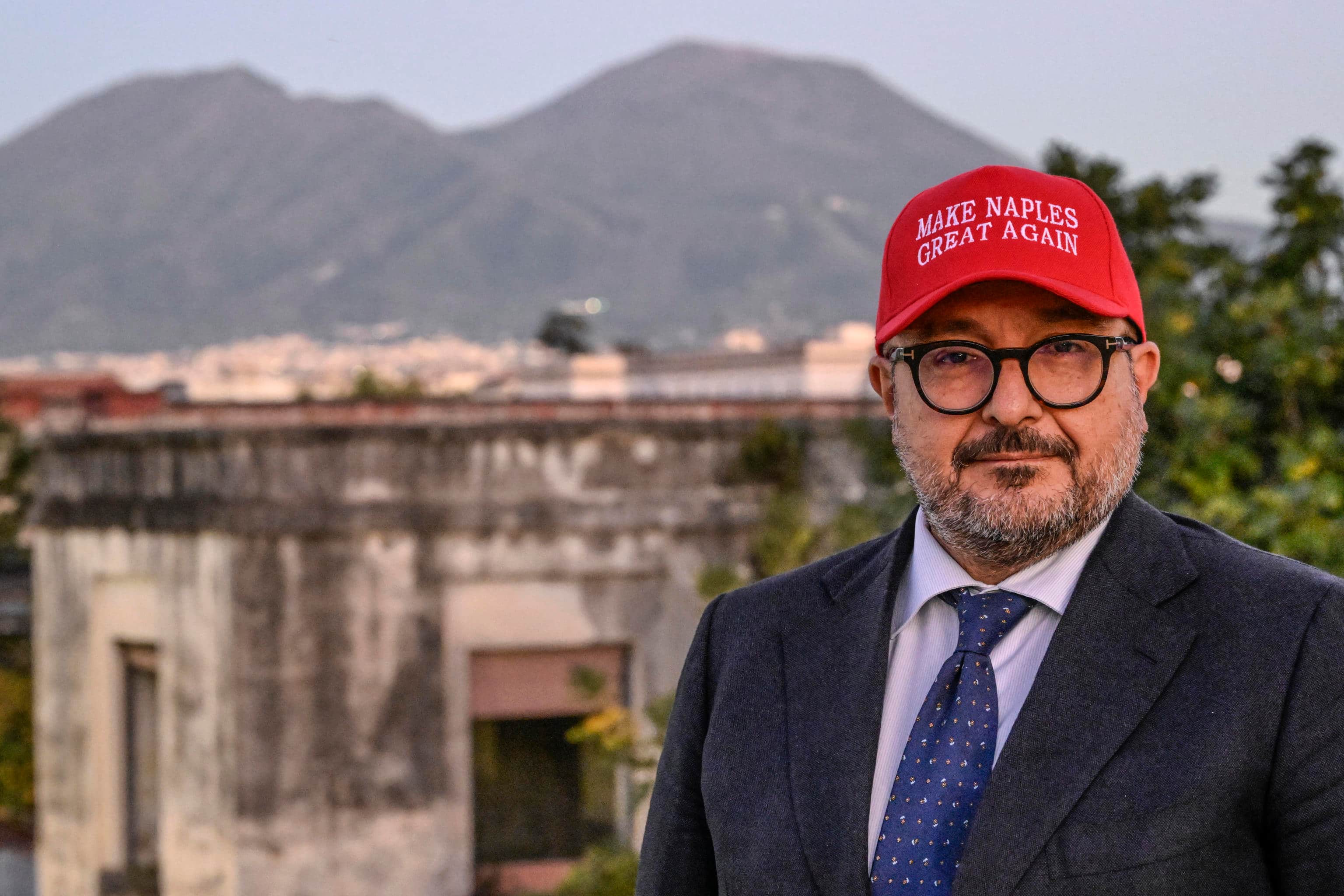 Gennaro Sangiuliano, capo gruppo di Fratelli d'Italia alle prossime elezioni regionali in Campania, con il cappellino rosso in stile Trump con il famoso slogan rimodulato in ' Make Naples great again', 5 novembre 2025. ANSA/ CIRO FUSCO
