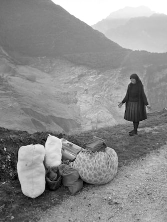 A crying woman stands with all that is left of her belongings, Longarone, near the Vajont Dam in the Piave Valley, Italy, early October, 1963. On October 9, a landslide in the dam basin caused a wave more than 800 feet high to overtop the dam and flood the valley below--five villages were completely destroyed, more than 2000 people were killed, and thousands more were left homeless and displaced. (Photo by Archivio Cameraphoto Epoche/Getty Images)