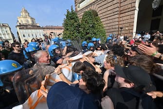 Corteo studentesco contro il governo Meloni, Torino, 3 ottobre 2023. ANSA/ALESSANDRO DI MARCO