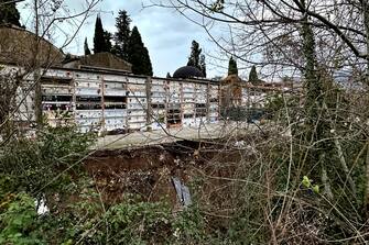 Una ventina di bare e 80 urne sono finite in un torrente in seguito al cedimento di un'ala del cimitero. È accaduto a S. Agata dei Goti, in provincia di Benevento, 19 gennaio 2023. ANSA/ CESARE ABBATEW