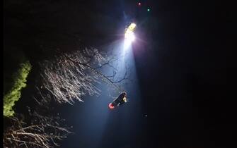ottavia piana La barella con la speleologa Ottavia Piana portata fuori dalla grotta nell'Abisso Bueno Fonteno, nel Bergamasco, 18 dicembre 2024, in un fermoimmagine del video del salvataggio del Soccorso alpino. La donna di 32 anni avrebbe riportato traumi alle vertebre e alle costole, fratture alle ossa facciali e a un ginocchio, ed è stata trasferita in elicottero all'ospedale di Bergamo. ANSA / SOCCORSO ALPINO