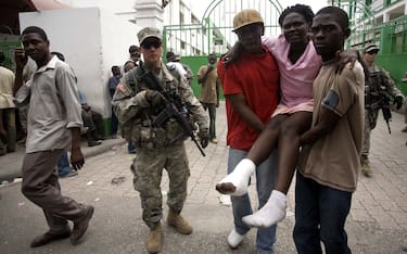 PORT-AU-PRINCE - (100120) -- PORT-AU-PRINCE, gennaio. 20, 2010 () -- Una donna ferrita è trasportata all'ospedale in Orificio-Au-Principe, Haiti, gennaio. 18, 2010. Un terremoto di 7.0 grandezze ha colpito il paese su gennaio. 12, 2010. Il lavoro di salvataggio ancora continua. (/David de la Pas) (cy) (PORT-AU-PRINCE - 2010-01-20, David De La Pas / Xinhua/photoshot) p.s. la foto e' utilizzabile nel rispetto del contesto in cui e' stata scattata, e senza intento diffamatorio del decoro delle persone rappresentate