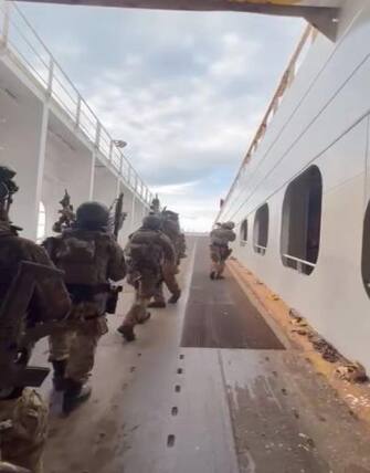 I militari a bordo della nave Galata Seaway