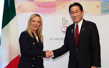 epa10635836 Japan's Prime Minister Fumio Kishida (R) shakes hands with Italian Prime Minister Giorgia Meloni (L) during a bilateral meeting ahead of the G7 Hiroshima Summit in Hiroshima, Japan, 18 May 2023. The G7 Hiroshima Summit will be held from 19 to 21 May 2023.  EPA/POOL JAPAN OUT, NO SALES, EDITORIAL USE ONLY  EDITORIAL USE ONLY