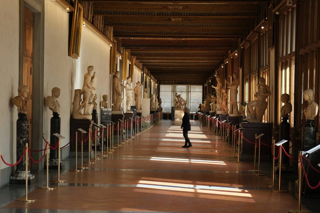 The famous gallery of the Uffizi (you can see the assistant to the director of the museum Alberica Barbolani da Montauto). Copyright Felix Riedelsheimer