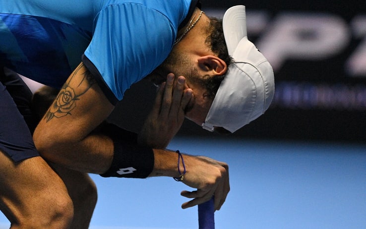 Foto Marco Alpozzi/LaPresse 
14 Novembre 2021 Torino (Italia) 
Sport Tennis 
Nitto ATP Finals - Singolo Maschine - Round Robin 
Alexander Zverev Vs Matteo Berrettini
Nella foto: Matteo Berrettini si ritira per infortunio

Photo Marco Alpozzi/LaPresse 
November 14, 2021 Turin (Italy) 
Sport Tennis 
Nitto ATP Finals - men's singles - Round Robin 
Alexander Zverev Vs Matteo Berrettini
In the pic: Matteo Berrettini injury