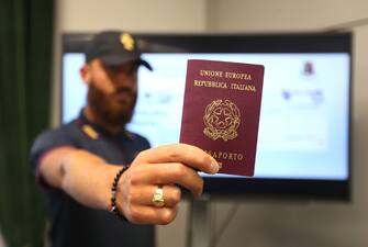 Foto LaPresse - Stefano Porta
15/06/2018 Milano ( Mi )
Cronaca
Conferenza Stampa in questura per nuova procedura veloce di rilascio passaporti