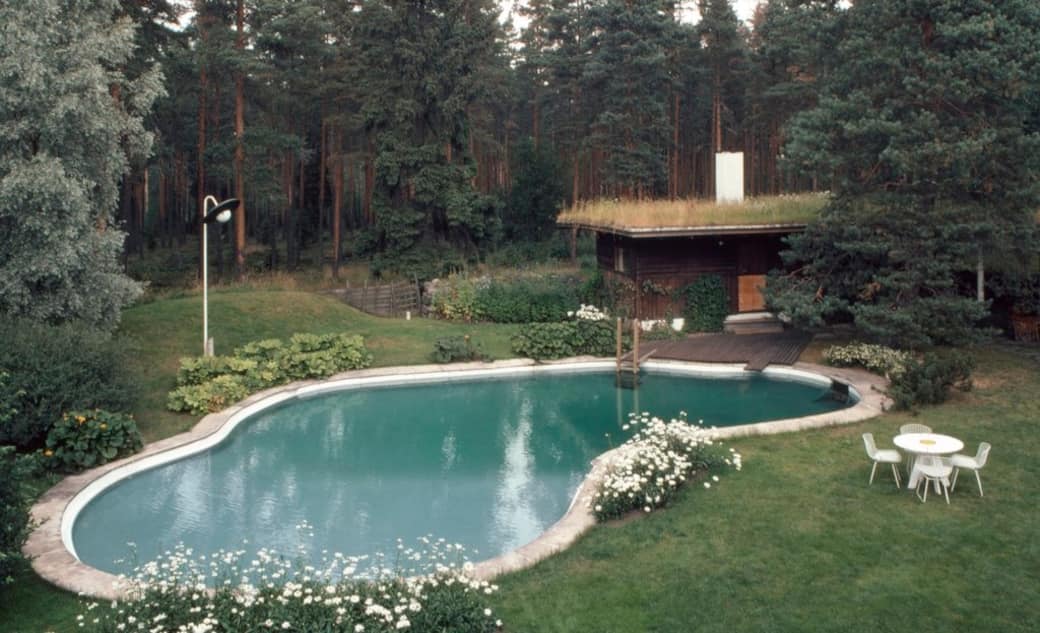 Swimming_pool_of_Villa_Mairea_(1937-39)_Noormarkku_Pori_Finland._Photo_Martti_Kapanen_©_Alvar_Aalto_Foundation..jpg