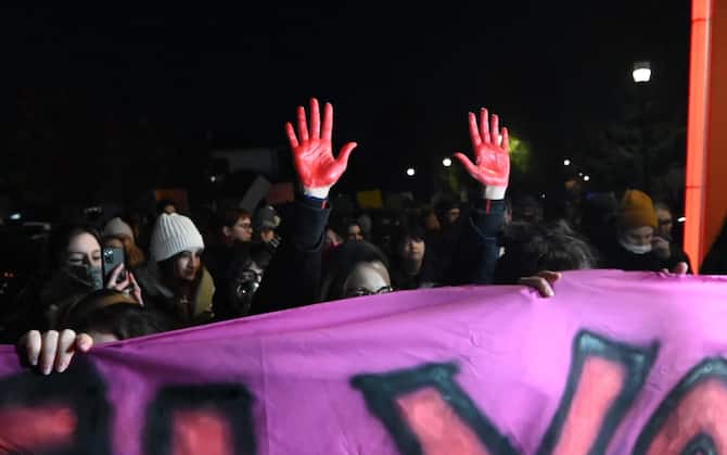 Oltre un migliaio di persone, in un corteo rumorosissimo, con pentole e coperchi percossi dai partecipanti, è sfilato stasera nella 'passeggiata arrabbiata' svoltasi a Vigonovo, il paese di Giulia Cecchettin. Niente silenzio ma "tanto rumore", come aveva chiesto Elena, la sorella di Giulia, per smuovere le istituzioni e l'opinione pubblica sul fenomeno dei femminicidi e della violenza sulle donne. Al corteo, che non ha avuto nel percorso la strada della casa dei Cecchettin, non hanno partecipato il papà e i fratelli di Giulia. La 'passeggiata' rumorosa è stata promossa dal collettivo Artemisia e da altre associazioni che gravitano nell'area dei centri sociali del Nordest, 26 novembre 2023. ANSA/LUCA VECCHIATO