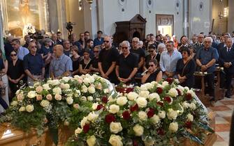 Elena Potente tiene per mano il padre Lucio Potente durante i funerali delle tre vittime dell'incidente stradale di Santo Stefano di Cadore, Favaro Veneto, 14 luglio 2023. Nella chiesa, troppo piccola per accogliere tutti, sono entrate le bare di Mattia, 2 anni, di color bianco entrata per prima e a seguire quella del padre Marco Antonello (48) e della nonna Mariagrazia Zuin (64). Sul sagrato, piegata dal dolore, è rimasta per ultima, incapace di avanzare, prostrata dal dolore e sorretta dalle braccia dei familiari, mamma Elena sopravvissuta all'impatto con il nonno Lucio Potente. Mattia, Marco e Mariagrazia sono stati falciati il 6 luglio scorso mentre passeggiavano lungo in marciapiede nel centro di Santo Stefano di Cadore dall'auto di Angelika Hutter, la turista tedesca di 32 anni ora in arresto e ricoverata in psichiatria all'ospedale di Venezia.
ANSA/ ANDREA MEROLA