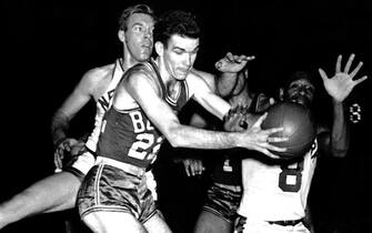 BOSTON - 1955:  Ed Macauley #28 of the Boston Celtics rebounds during a game played in 1955 at the Boston Garden in Boston, Massachusetts. NOTE TO USER: User expressly acknowledges and agrees that, by downloading and/or using this photograph, user is consenting to the terms and conditions of the Getty Images License Agreement.  Mandatory Copyright Notice: Copyright 1955 NBAE (Photo by NBA Photos/NBAE via Getty Images)
