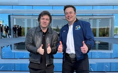 AUSTIN, TEXAS - APRIL 12: (EDITOR'S NOTE: This Handout image was provided by a third-party organization and may not adhere to Getty Images' editorial policy) President of Argentina Javier Milei (L) poses for a picture next to TESLA's Co-founder and Director Elon Musk (R) at Gigafactory Texas on April 12, 2024 in Austin, Texas.  (Photo by Presidencia de la Nación Argentina/Handout/Getty Images)