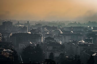 smog e inquinamento in cittÃ  - immagini generiche; (Sergio Agazzi/Fotogramma, Bergamo - 2016-12-12) p.s. la foto e' utilizzabile nel rispetto del contesto in cui e' stata scattata, e senza intento diffamatorio del decoro delle persone rappresentate