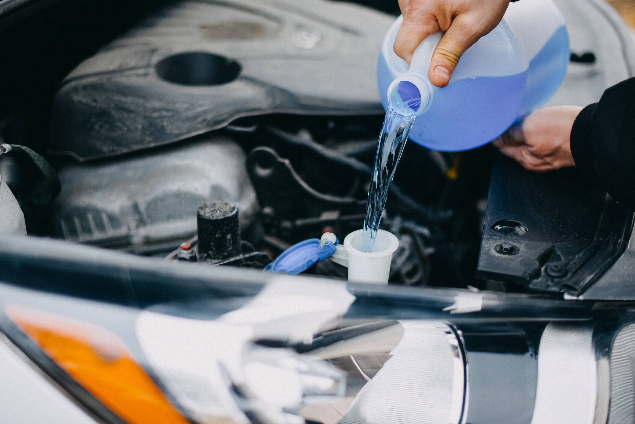 Liquido refrigerante auto: cos', a cosa serve e quando controllarlo | Sky  TG24