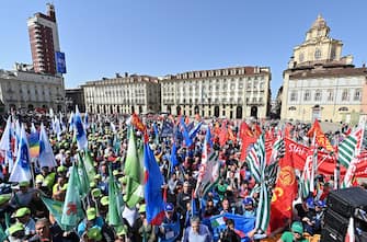 Corteo "Il rilancio di Torino parte da Mirafiori" organizzata da tutte le sigle sindacali, Torino, 12 aprile 2024 ANSA/ALESSANDRO DI MARCO